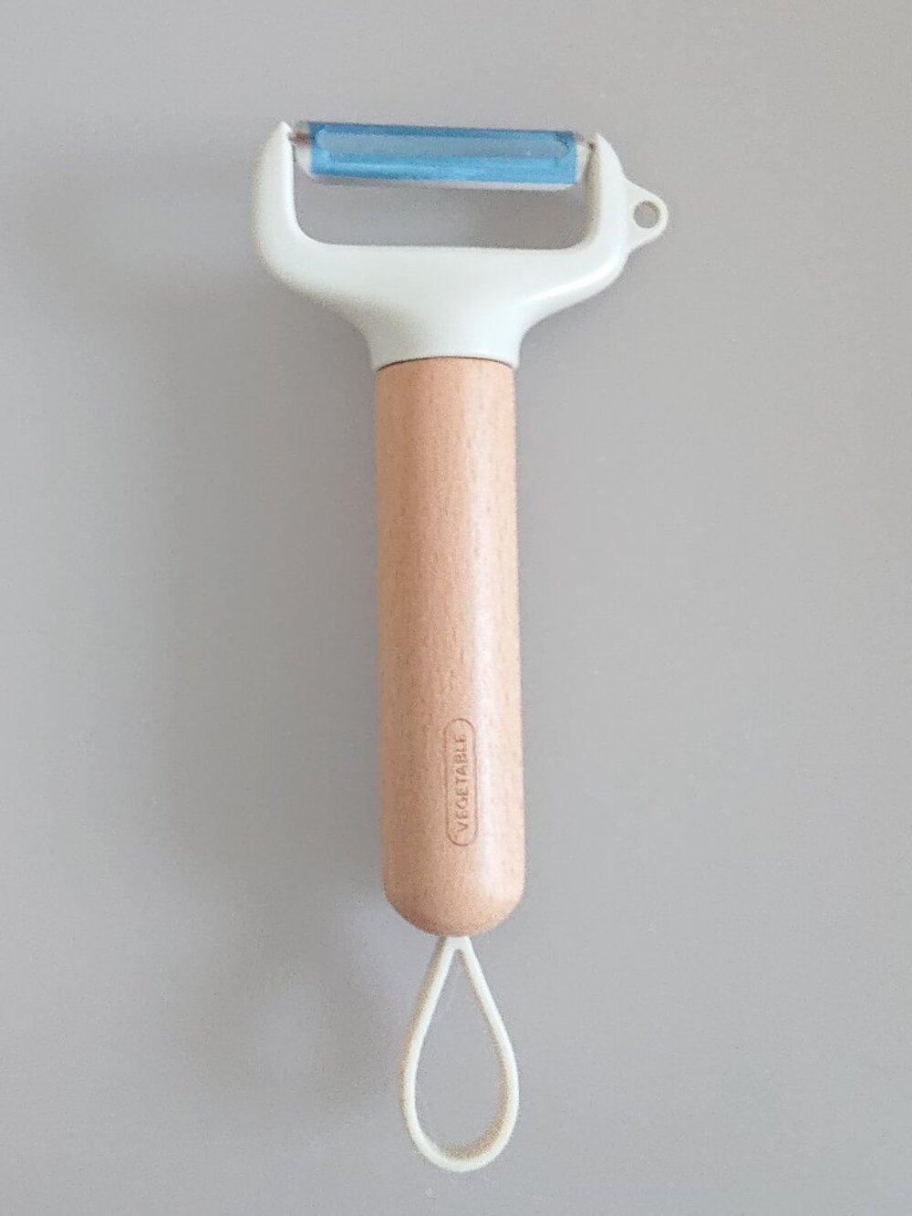 Peeler with wooden handle (Free with purchase)